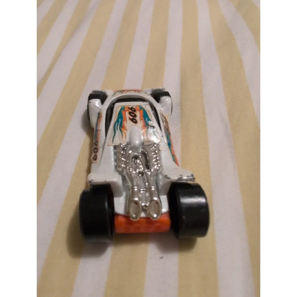 Hot Wheels 2009 McDonald's White Diecast Racing Car 909 1:64 Scale